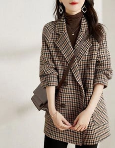 Moteriška languota striukė – platus modelis su kišene