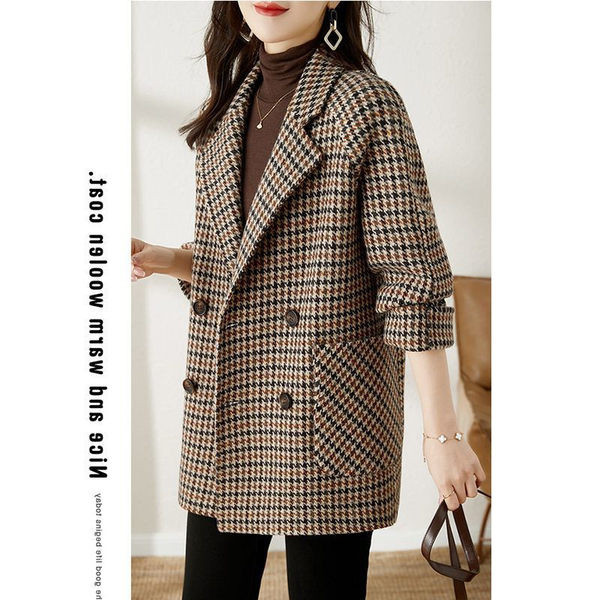 Moteriška languota striukė – platus modelis su kišene