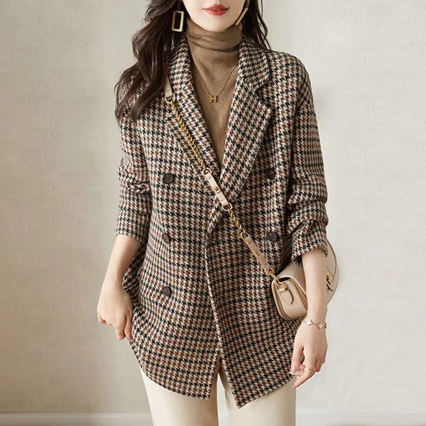 Moteriška languota striukė – platus modelis su kišene