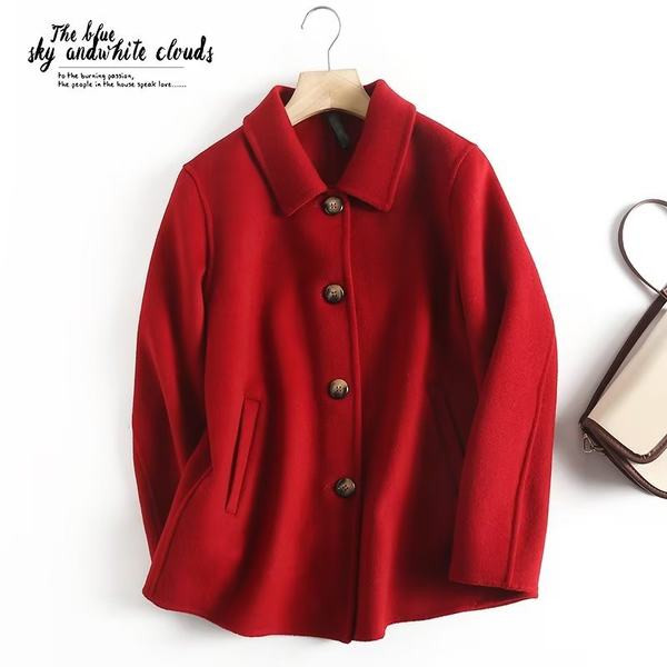 Palton de dama model scurt cu nasturi si buzunar