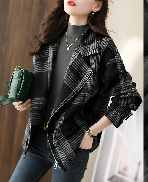 Moteriškas languotas paltas su užtrauktuku