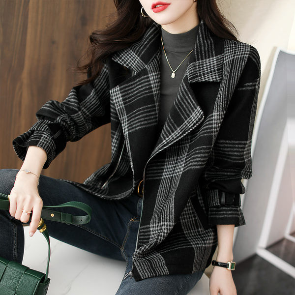 Moteriškas languotas paltas su užtrauktuku