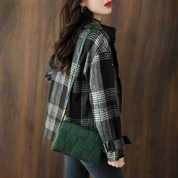 Moteriškas languotas paltas su užtrauktuku