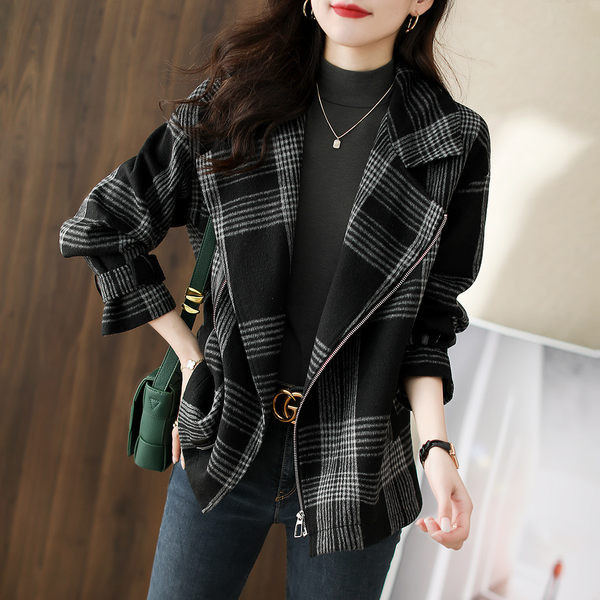 Moteriškas languotas paltas su užtrauktuku