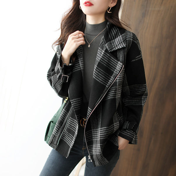 Moteriškas languotas paltas su užtrauktuku