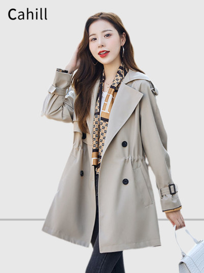 Moteriška striukė nuo vėjo su sagomis ir kišene