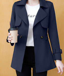 Γυναικείο κοντό παλτό τύπου αντιανεμικό με κουμπιά