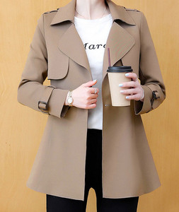 Γυναικείο κοντό παλτό τύπου αντιανεμικό με κουμπιά