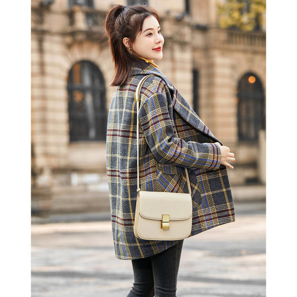 Palton dama in carouri model retro cu buzunar