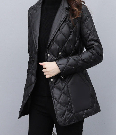 Moteriška vidutinio ilgio rudeninė žieminė striukė