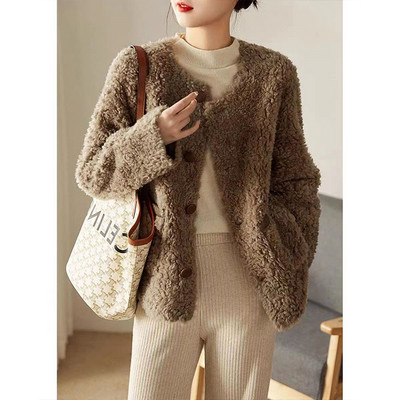 Moteriškas laisvalaikio pliušinis paltas su ovalia iškirpte