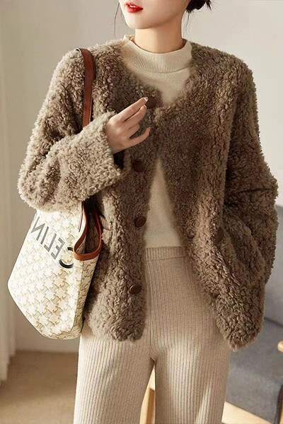 Moteriškas laisvalaikio pliušinis paltas su ovalia iškirpte