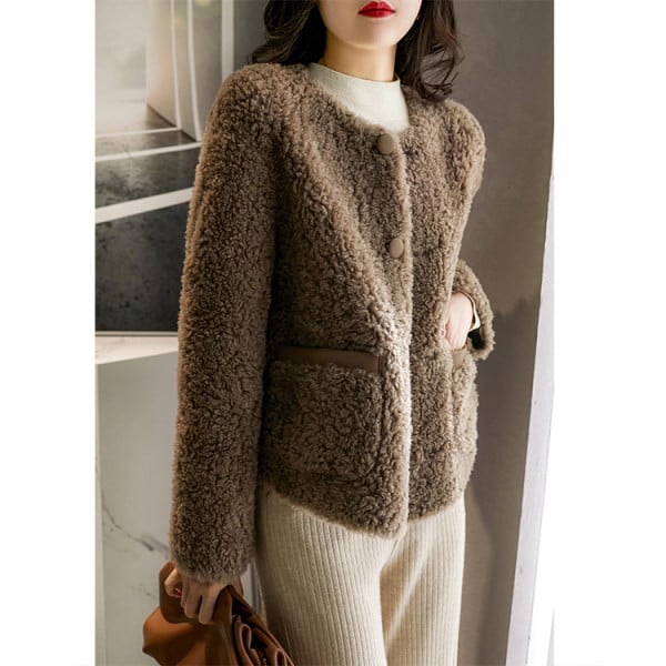 Moteriškas laisvalaikio pliušinis paltas su ovalia iškirpte