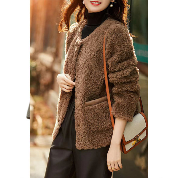 Moteriškas laisvalaikio pliušinis paltas su ovalia iškirpte