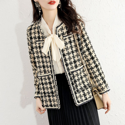 Moteriškas modernus paltas su ovalia iškirpte ir kišene