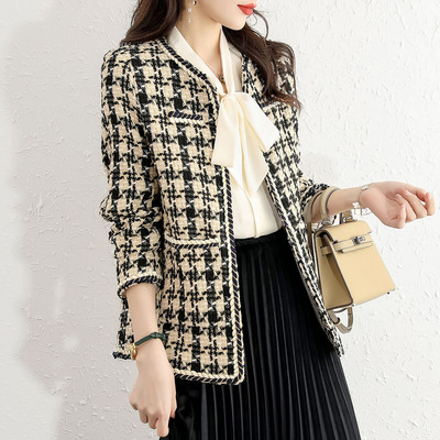 Moteriškas modernus paltas su ovalia iškirpte ir kišene