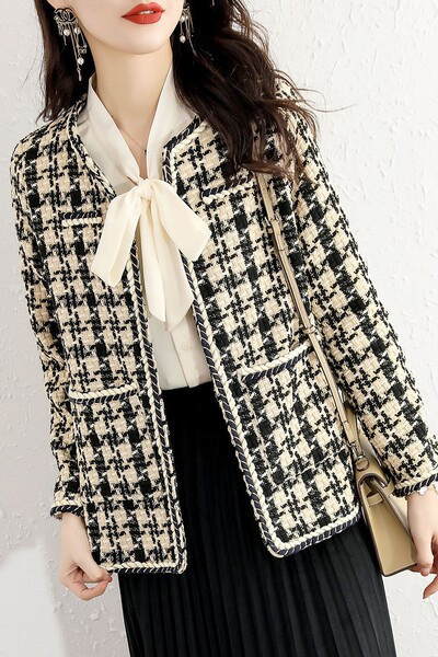 Moteriškas modernus paltas su ovalia iškirpte ir kišene