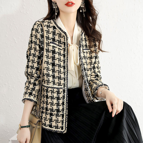 Moteriškas modernus paltas su ovalia iškirpte ir kišene