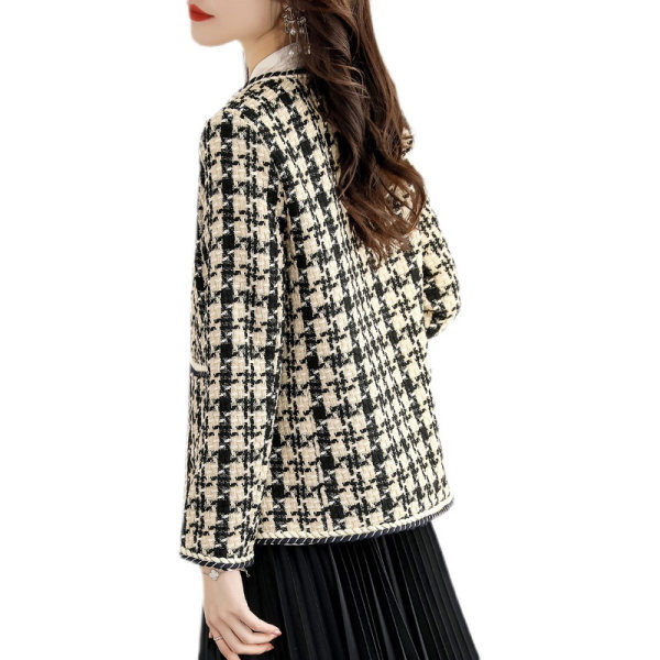 Moteriškas modernus paltas su ovalia iškirpte ir kišene