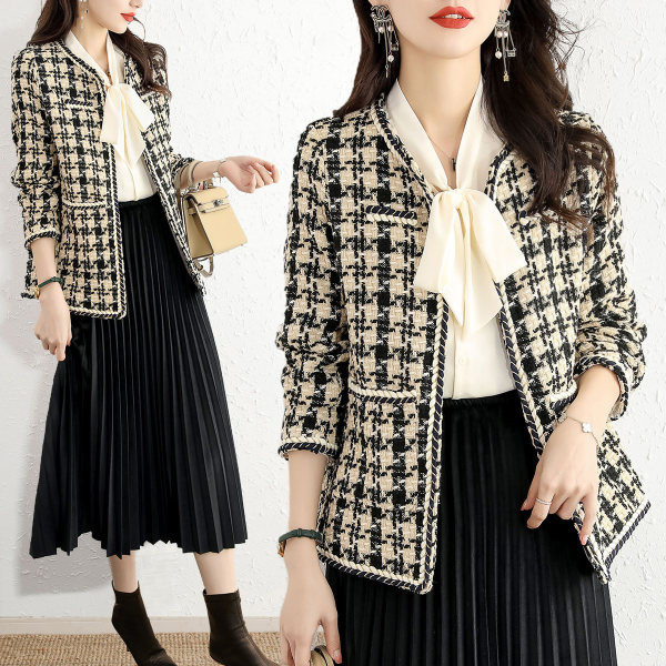 Moteriškas modernus paltas su ovalia iškirpte ir kišene