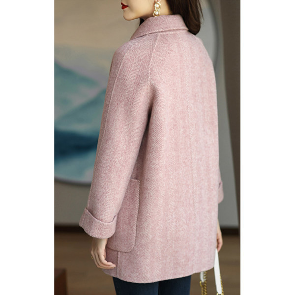 Novi model ženskog kaputa s V izrezom i gumbima