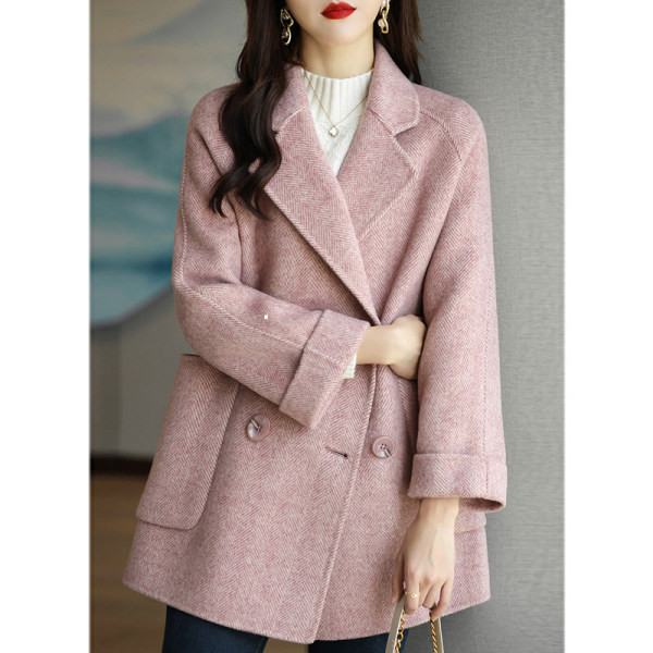 Novi model ženskog kaputa s V izrezom i gumbima