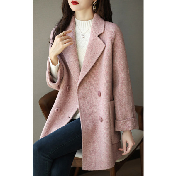 Novi model ženskog kaputa s V izrezom i gumbima