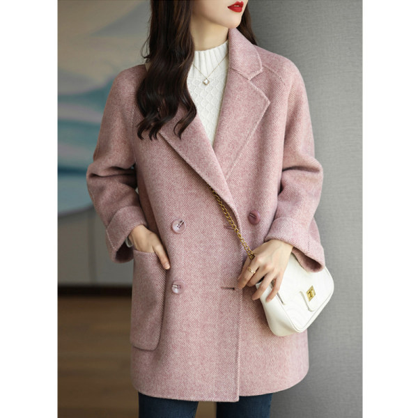 Novi model ženskog kaputa s V izrezom i gumbima