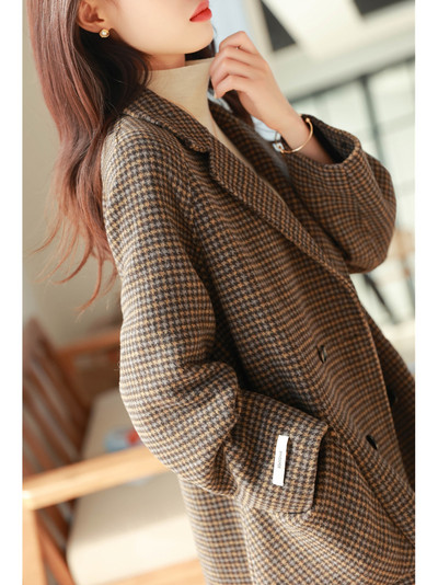 Ženski zimski kaput s V-izrezom i printom slova