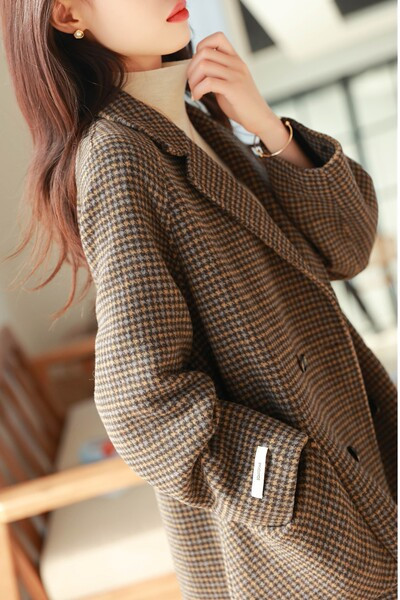 Ženski zimski kaput s V-izrezom i printom slova