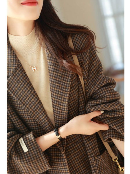 Ženski zimski kaput s V-izrezom i printom slova