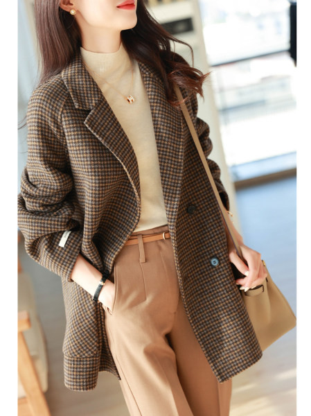 Ženski zimski kaput s V-izrezom i printom slova