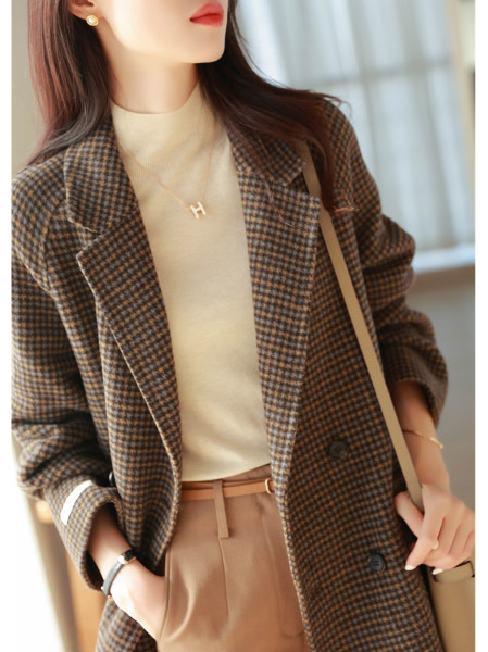 Ženski zimski kaput s V-izrezom i printom slova