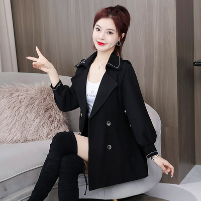 Moteriškas rudeninis paltas su klasikine apykakle ir sagomis