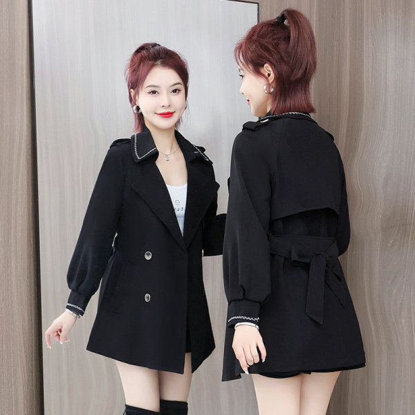 Moteriškas rudeninis paltas su klasikine apykakle ir sagomis