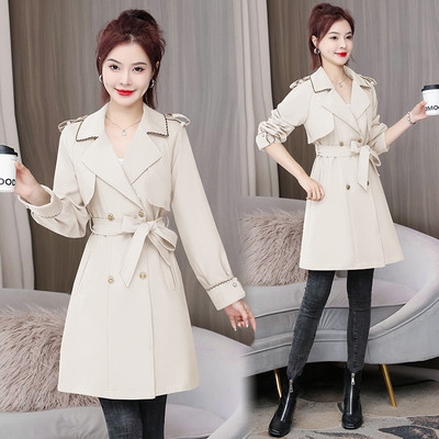 Ležeran ženski kaput srednje dužine s gumbima i remenom