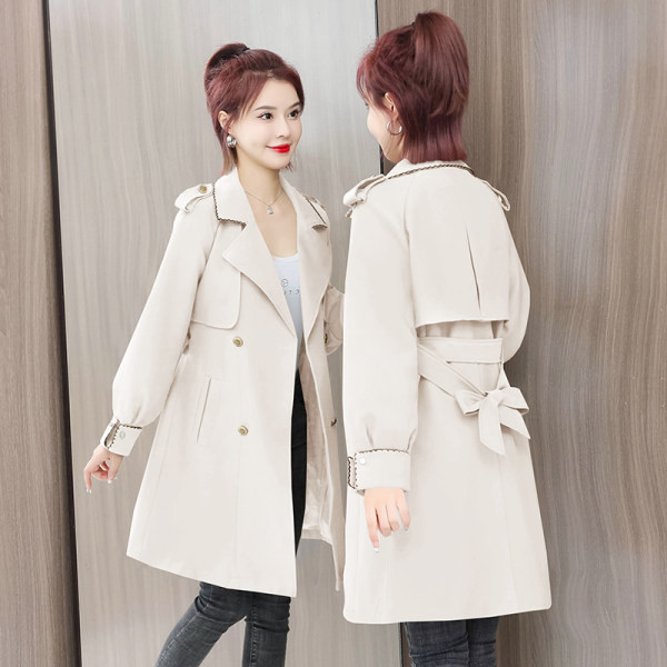 Ležeran ženski kaput srednje dužine s gumbima i remenom