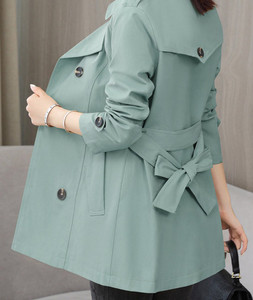 Εφαρμοσμένο μοντέλο γυναικείο αντιανεμικό με κουμπιά και τσέπη