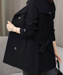 Εφαρμοσμένο μοντέλο γυναικείο αντιανεμικό με κουμπιά και τσέπη