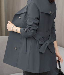 Εφαρμοσμένο μοντέλο γυναικείο αντιανεμικό με κουμπιά και τσέπη