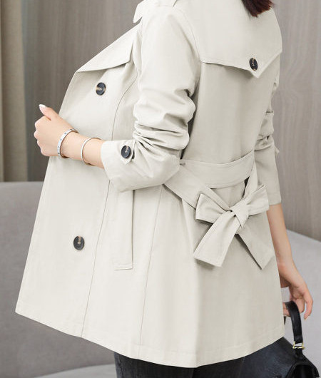 Εφαρμοσμένο μοντέλο γυναικείο αντιανεμικό με κουμπιά και τσέπη