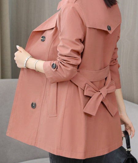 Εφαρμοσμένο μοντέλο γυναικείο αντιανεμικό με κουμπιά και τσέπη