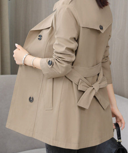 Εφαρμοσμένο μοντέλο γυναικείο αντιανεμικό με κουμπιά και τσέπη