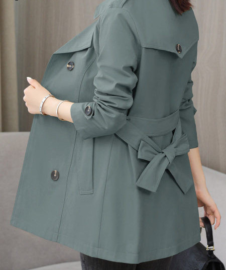 Εφαρμοσμένο μοντέλο γυναικείο αντιανεμικό με κουμπιά και τσέπη