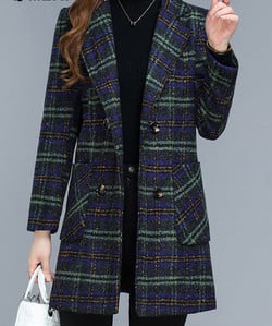 Moteriškas vidutinio ilgio languotas paltas su pamušalu