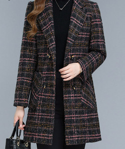 Moteriškas vidutinio ilgio languotas paltas su pamušalu