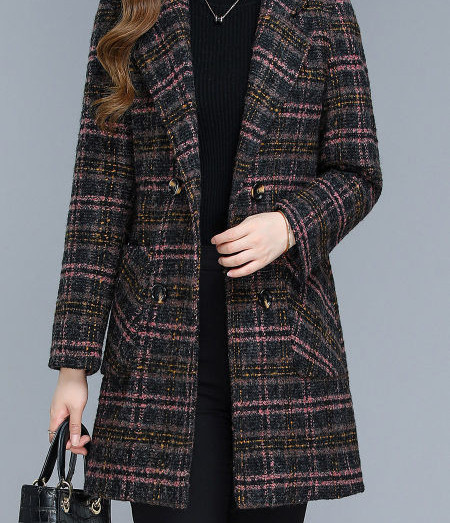 Moteriškas vidutinio ilgio languotas paltas su pamušalu