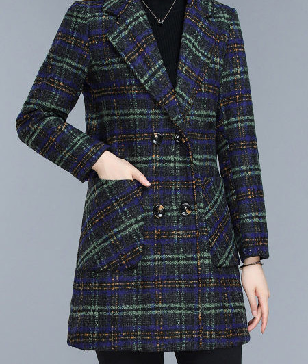 Moteriškas vidutinio ilgio languotas paltas su pamušalu