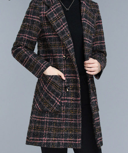 Moteriškas vidutinio ilgio languotas paltas su pamušalu