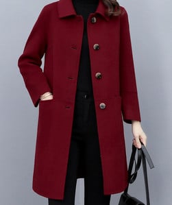 Ilgo moteriško palto laisvalaikio modelis su sagomis